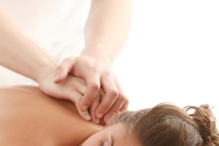 Массаж спины. Лечебный массаж. Indonesia massage